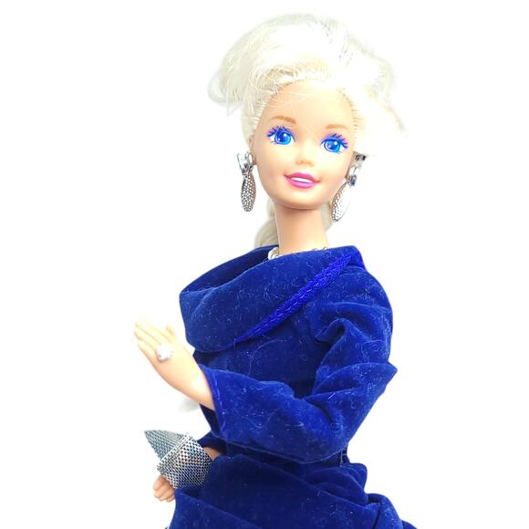 1995 Vintage Avon Winter Velvet Barbie - Picture 4 of 5